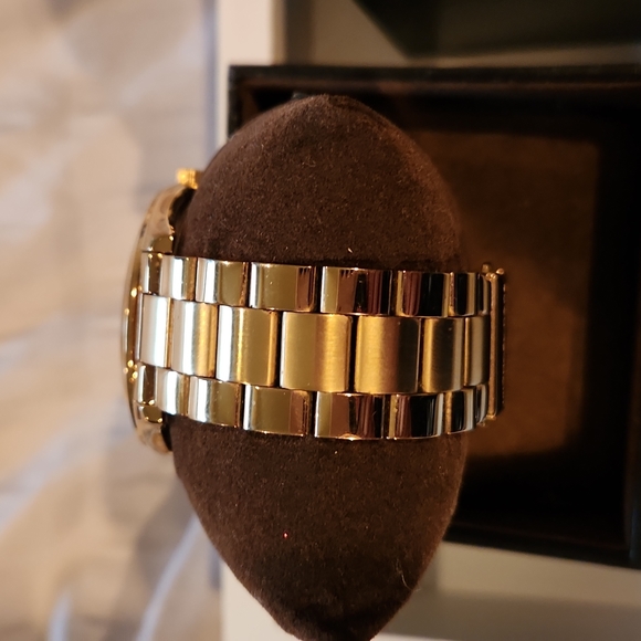 MICHAEL KORS WOMANS GOLD TONE WATCH # 3264- PINK. Box & tags. - Picture 6 of 9